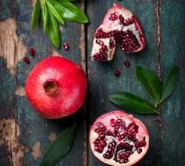 A romã é uma fruta muito presente nas festas de Ano-Novo e também nas simpatias feitas na data