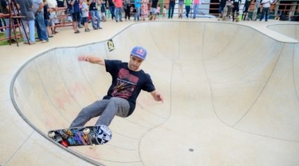 PRESENÇA: o hexacampeão mundial Sandro Dias [Mineirinho] e Sérgio Negão marcaram presença na cerimônia de entrega do aparelho