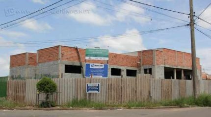 Unidade básica de saúde (UBS) no bairro Vila Verde está sem qualquer movimentação há meses. Mato alto toma conta do lugar