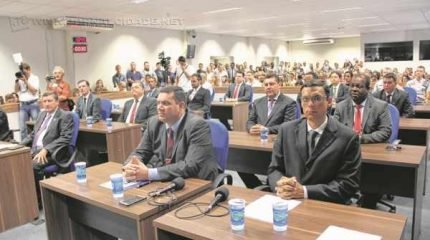 Projeto teve pedido de vista aprovado por 15 dias em sessão de quinta (5). Se aprovado, serão 21 novos cargos criados no Legislativo