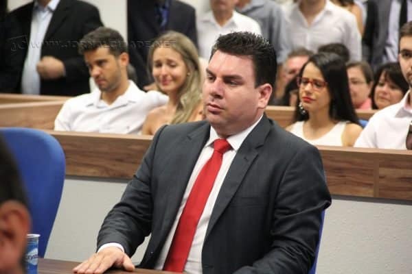 A votação ocorreu logo após a posse dos 19 parlamentares. O democrata foi eleito por unanimidade entre os vereadores.