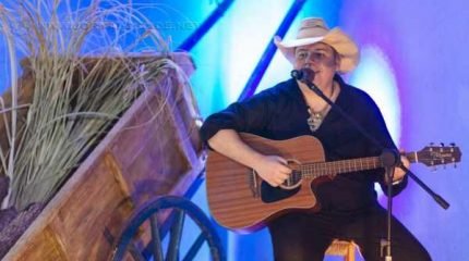 Além de músico, Dany Santoro tem formação como ator e também como produtor fonográfico: “Tenho feito vários shows tanto de stand-up, quanto musicais, em dezembro fiz muitos shows corporativos”