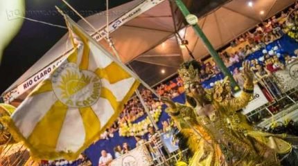 Os desfiles da escola de samba A Casamba são conhecidos pelo grandeza, brilho e luxo, que encantam o grande público no Carnaval