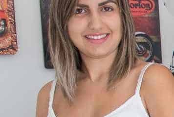 A esteticista Yasmin Nadai no Studio de Beleza Allure