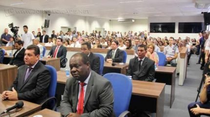 Parlamentares irão decidir criação de novos cargos em duas sessões extraordinárias que ocorrem às 8h desta quinta (19) e sexta (20)