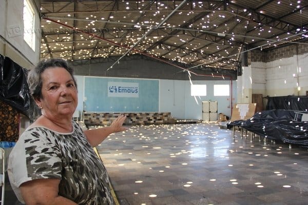 A presidente da instituição, Marilene Andolpho, mostra os estragos feitos pela chuva de granizo que atingiu Rio Claro há seis meses; local era utilizado para eventos e bazares