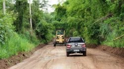 Uma máquina motoniveladora começou a melhorar as condições na estrada do Campo do Coxo, antes tomada por entulho e buracos