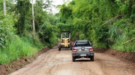 Uma máquina motoniveladora começou a melhorar as condições na estrada do Campo do Coxo, antes tomada por entulho e buracos