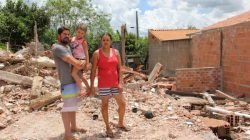 Casal que residia na casa que foi demolida no bairro Jardim Figueira
