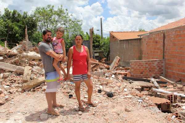 Casal que residia na casa que foi demolida no bairro Jardim Figueira