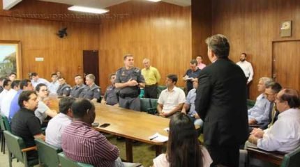 Reunião contou com a presença de vereadores, secretários e outras personalidades da sociedade