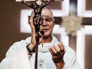 Padre Jocelir, do Santuário Nossa Senhora de Caravaggio, transmite suas missas pela internet