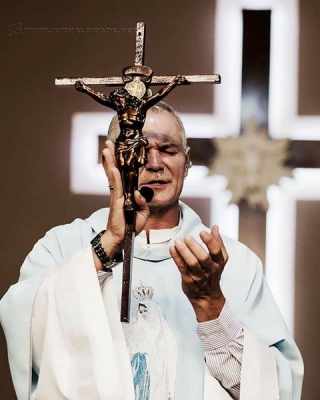 Padre Jocelir, do Santuário Nossa Senhora de Caravaggio, transmite suas missas pela internet