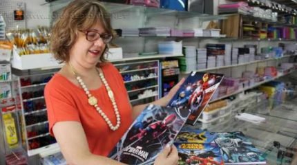 Francine Alves, empresária dona de uma papelaria no bairro Jardim das Palmeiras, mostra cadernos com personagens infantis que estão fazendo sucesso neste ano