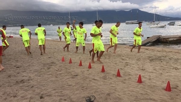 À BEIRA-MAR: atletas do Galo Vermelho seguem com treinamento tático na Estância Balneária