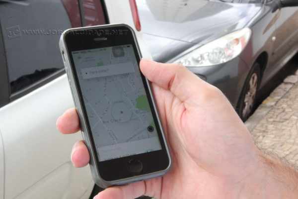 Para o usuário solicitar um carro do Uber, basta acessar o aplicativo no celular para contatar o motorista mais próximo do percurso