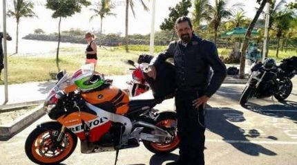 Hibraim era conhecido por ser proprietário de um bar no Centro da cidade, que na parte superior da fachada tem uma motocicleta