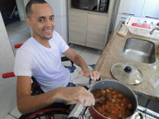 Fernando Moreira é um dos entrevistados e fala sobre como é cozinhar sendo deficiente visual