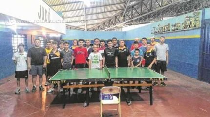 NA CIDADE AZUL: os técnicos Rodolfo Santos e Rodrigo Santos ministram aulas do esporte em dois lugares: no Centro Social Urbano [CSU] João Rehder Neto e na Igreja Nazareno Comunidade Atalaia