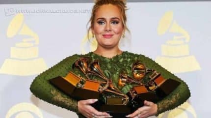 Na premiação, Adele levou ainda os troféus de melhor performance pop para "Hello" e melhor álbum pop vocal por "25", conquistando todos os cinco prêmios que disputava.