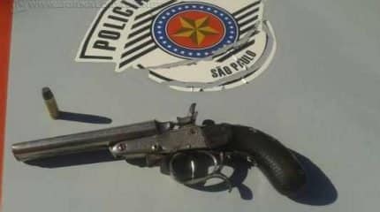 Polícia Militar prende criminoso por posse ilegal de arma e esclarece roubo na Vila Alemã
