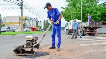 Com a trégua das chuvas, a operação tapa-buracos avança no atendimento aos bairros.