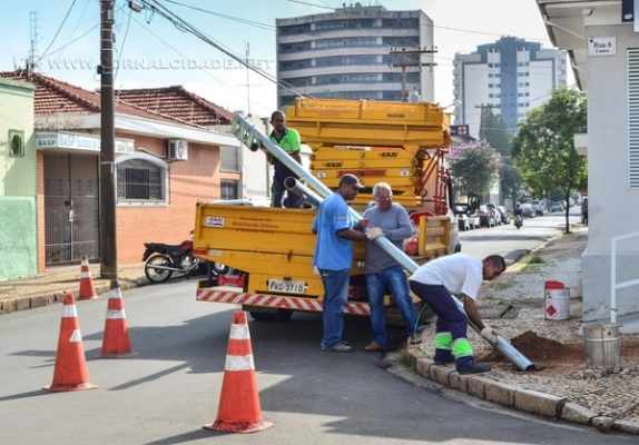 A instalação das estruturas para colocar semáforos na reorganização do trânsito da Avenida 15 começou na terça-feira (7)