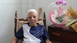 Dona Benedicta Trindade Lopes, de 102 anos de idade, mora com a família, mas a casa vive cheia de amigos e parentes queridos
