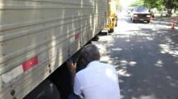 Empresário mostra modelo de roda com pneu que foi levado de diversas carretas em avenida