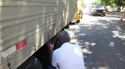 Empresário mostra modelo de roda com pneu que foi levado de diversas carretas em avenida