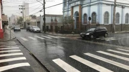 As chuvas voltaram a cair na cidade na tarde de sexta-feira (24) e, segundo o Ceapla, foram contabilizados 2,6 milímetros
