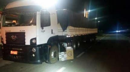 Autoridades abordaram motorista que levava carregamento de cigarros contrabandeados