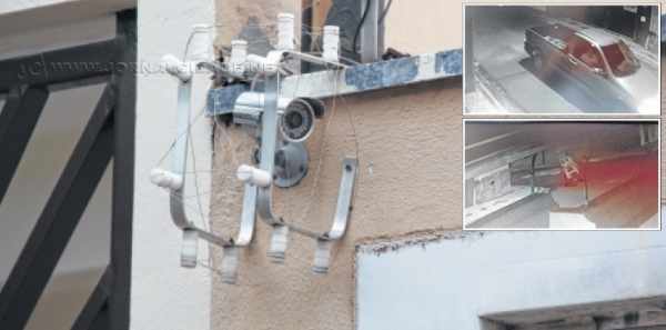 Segundo informações e imagens das câmeras, a ação é rápida e uma escada costuma ser usada pelos indivíduos; além dos equipamentos, cercas também são danificadas