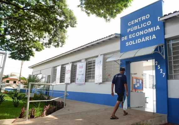 Diversos produtos e serviços são encontrados no Centro Público, como artesanatos, café, espaço da beleza e construtores
