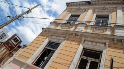 O gabinete disponibiliza à comunidade acervo com quase 50 mil livros, além de jornais diários do município