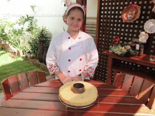 Luana Vitória Dias Cocc, de apenas 12 anos, ensina uma deliciosa receita de bolo de mandioca