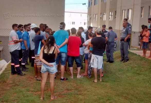 A Guarda Civil Municipal e a Polícia Militar de Rio Claro acompanharam os técnicos da concessionária Elektro no desligamento dos medidores de energia no residencial