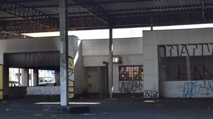 Vários imóveis, como o do antigo posto na Rua 9 com Av. 13, estão abandonados. Seron propõe projeto de encampação desses imóveis