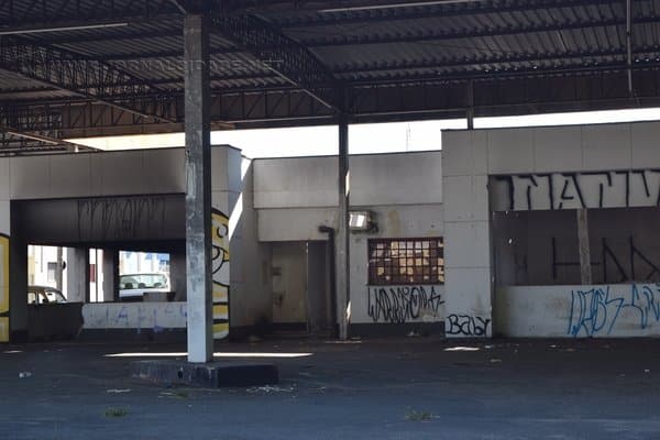 Vários imóveis, como o do antigo posto na Rua 9 com Av. 13, estão abandonados. Seron propõe projeto de encampação desses imóveis