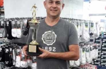 DÉRBI 2017: Anselmo de Oliveira doou Troféu ao Grupo JC