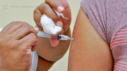 Os adolescentes precisam estar acompanhados de responsável e a orientação é que levem a carteira de vacinação