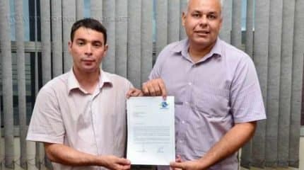 Luciano Bonsucesso com o assessor Alexandre Serafim na confirmação da emenda