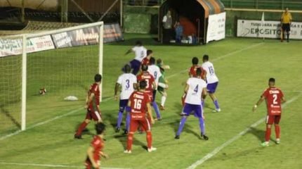 O AE Velo Clube perdeu para o EC Taubaté, na noite deste sábado (4) e fica mais próximo do rebaixamento