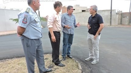 Vereador Julinho Lopes, prefeito Juninho da Padaria, secretário de Segurança e Mobilidade Urbana, Marco Antonio Bellagamba e comandante da PM Coronel Lideraldo da Silva