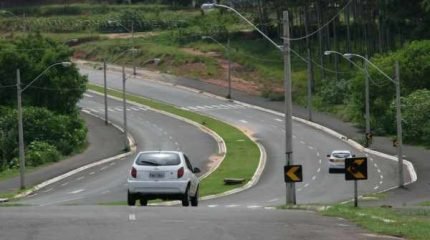 A Avenida Ulysses Guimarães não apresenta sinalização de velocidade após o retorno defronte ao novo Fórum