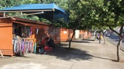 Muitos quiosques fechados acumulam objetos e contribuem para o aparecimento de animais nocivos