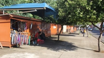 Muitos quiosques fechados acumulam objetos e contribuem para o aparecimento de animais nocivos