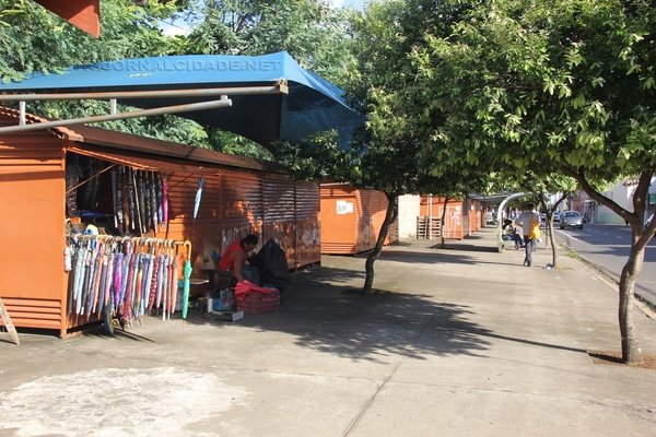 Muitos quiosques fechados acumulam objetos e contribuem para o aparecimento de animais nocivos