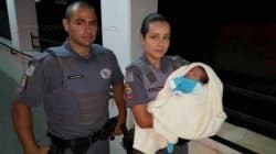 Policiais militares que resgataram o recém-nascido no bairro Jardim Claret, após serem acionados pela moradora que o encontrou