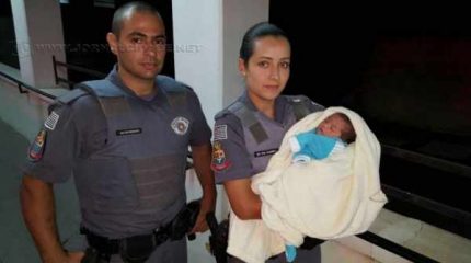 Policiais militares que resgataram o recém-nascido no bairro Jardim Claret, após serem acionados pela moradora que o encontrou